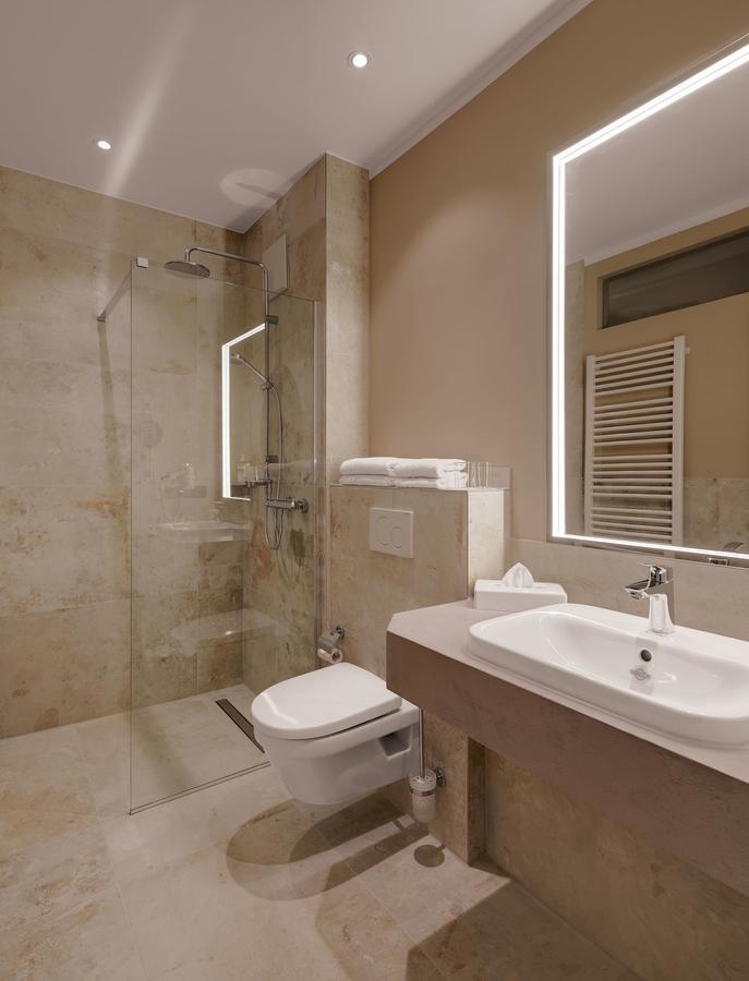 Deluxe Doppelzimmer mit Balkon zur Straße